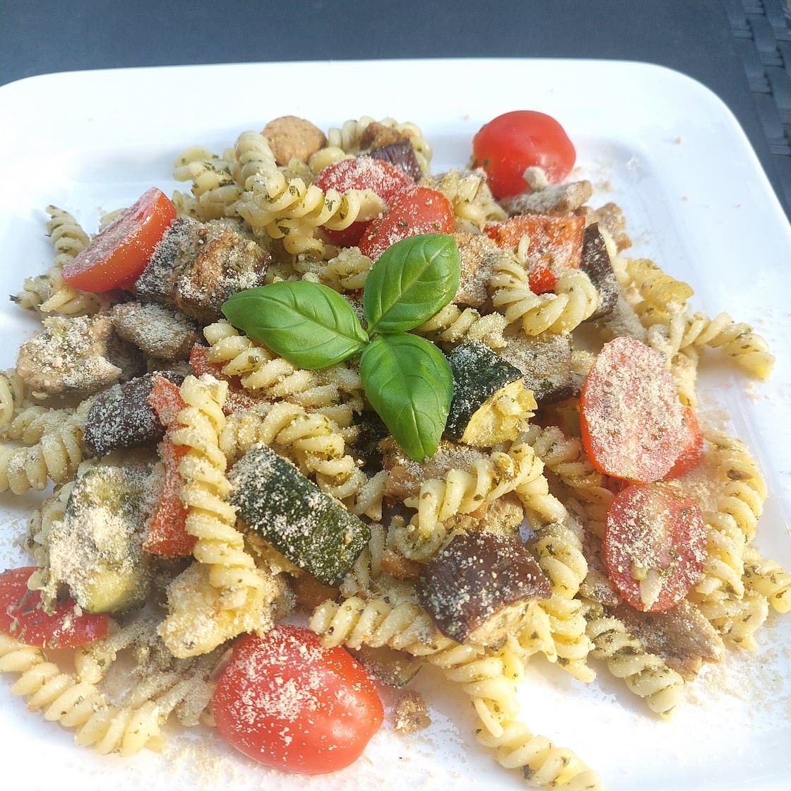 Vegan pasta pesto salad