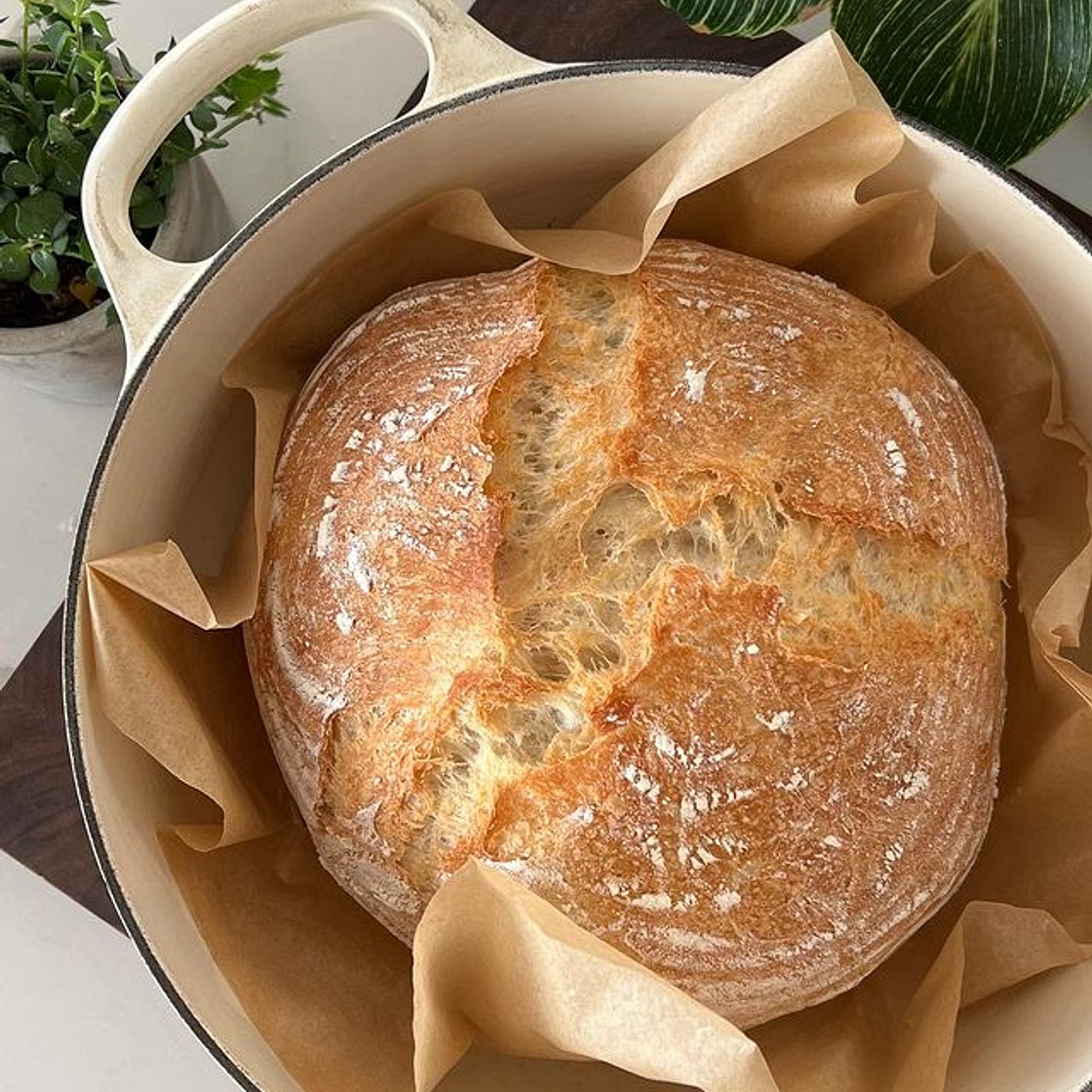 The easiest most foolproof artisan bread✨ . I discovered this method from years ago and it has been my go-to ever since 🙏🏼❤️ . ▪️390g (or ~3 Cups) Artisan Bread Flour or All Purpose Flour▪️2 tsp Sugar▪️1+1/2 tsp Salt▪️3/4 tsp Instant or Active Dried Yeas