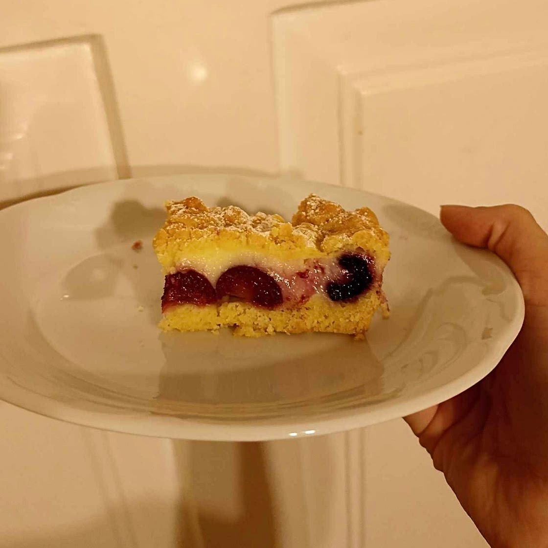 Ciasto ze świeżymi owocami i budyniem