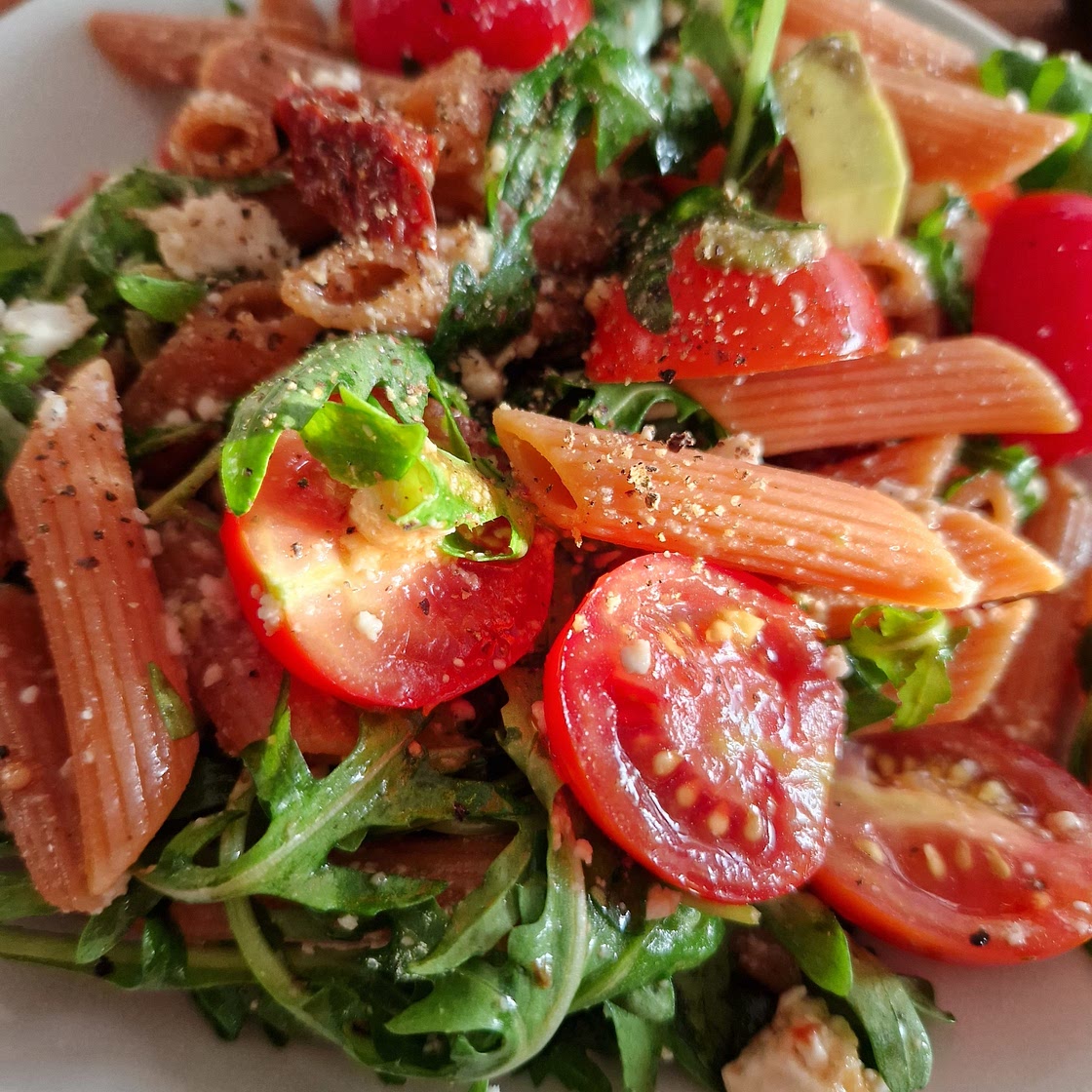 Linsennudeln salat mit avocado, Tomate und rucola