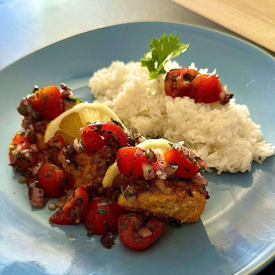 Saumon aux Agrumes avec Salsa de Tomates et d’Olives