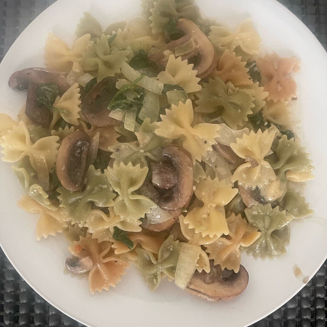 One-Pot Garlic Parmesan Pasta with Spinach and Mushrooms