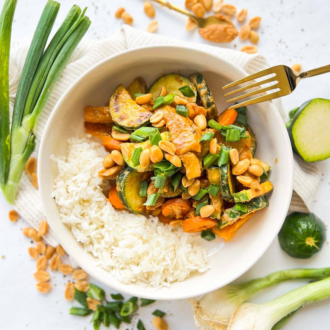 Hähnchen-Gemüse-Pfanne mit Erdnuss-Sauce