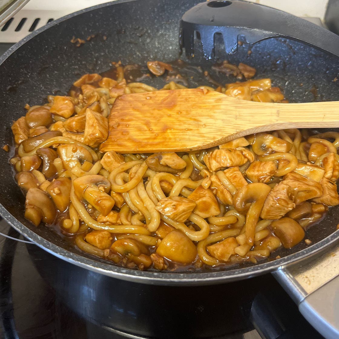 Hoisin udon with chicken & mushrooms