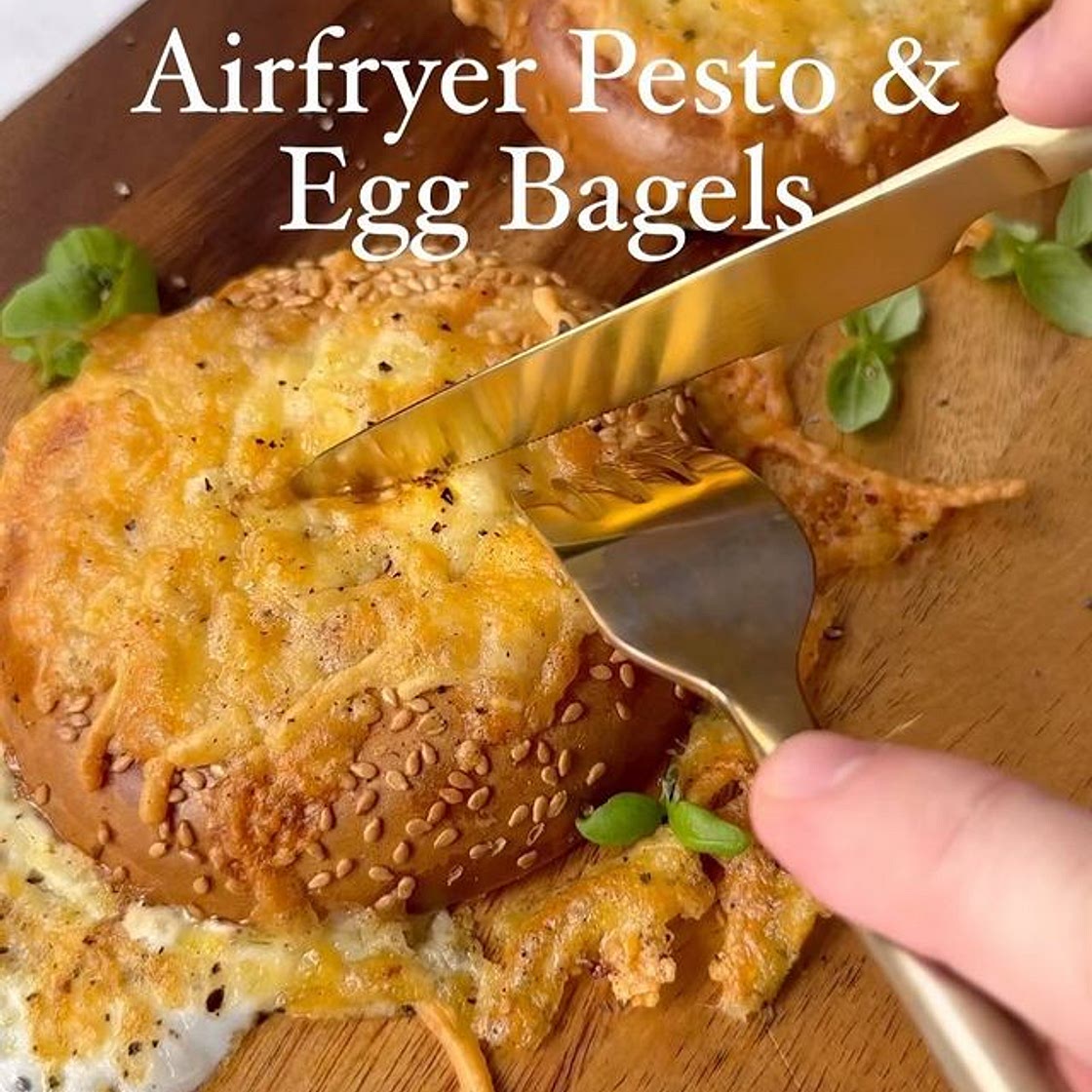 Airfryer Pesto & Egg Bagel 🥯 🍳 (547 cals)