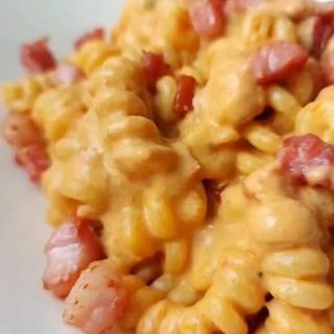 FUSILLI CON PESTO ROSSO E PANCETTA