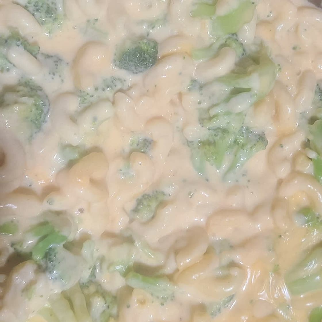 White Cheddar Mac and Cheese with Chicken and Broccoli