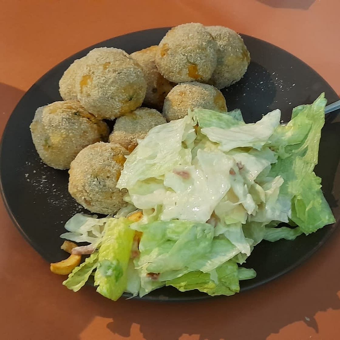 Buffalo Chicken Cheese Balls With Blue Cheese Dip