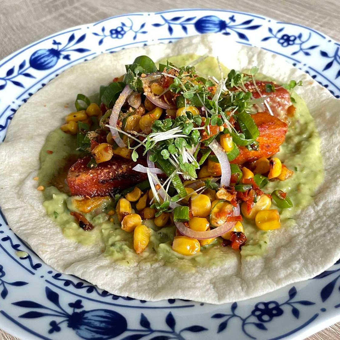 Blutorange-Tofu und geröstete Mais-Salsa Tacos