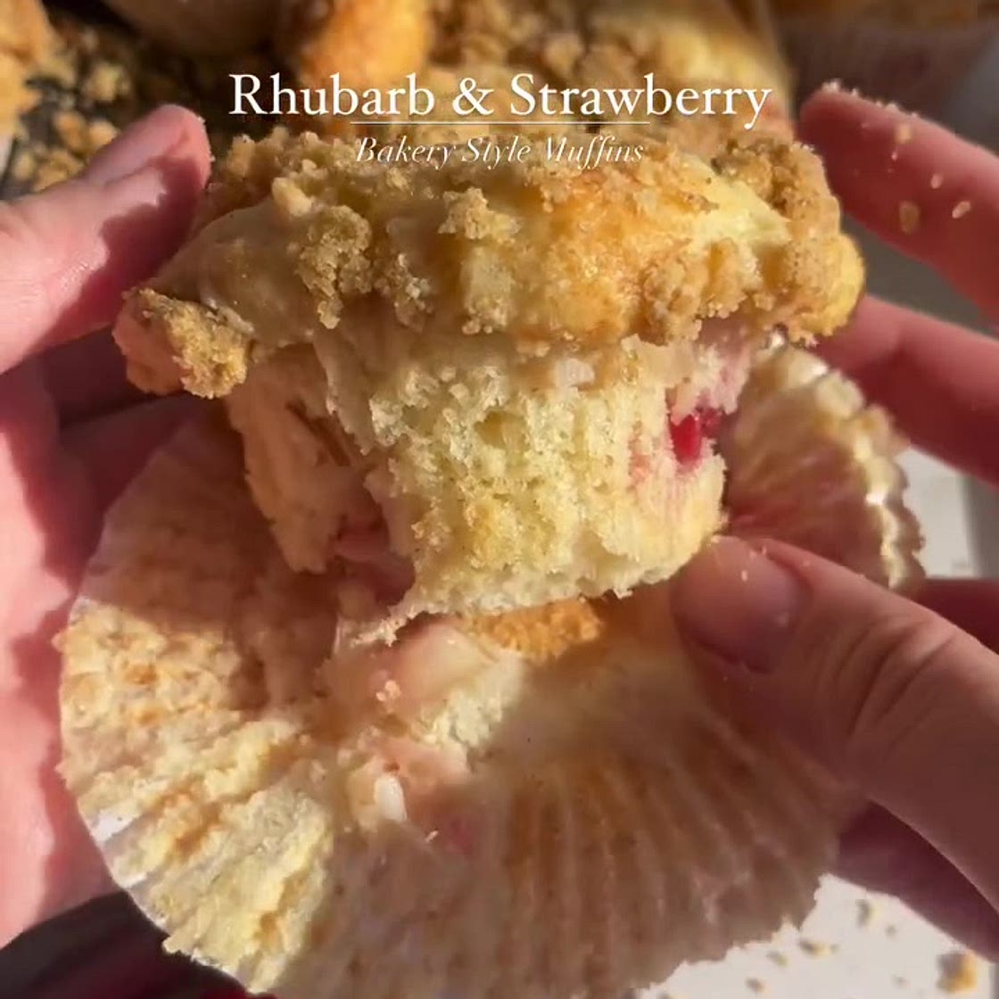 Strawberry & Rhubab Crumble Muffins 