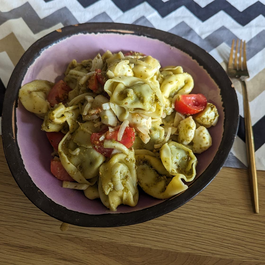 Easy Pesto Tortellini Pasta Salad