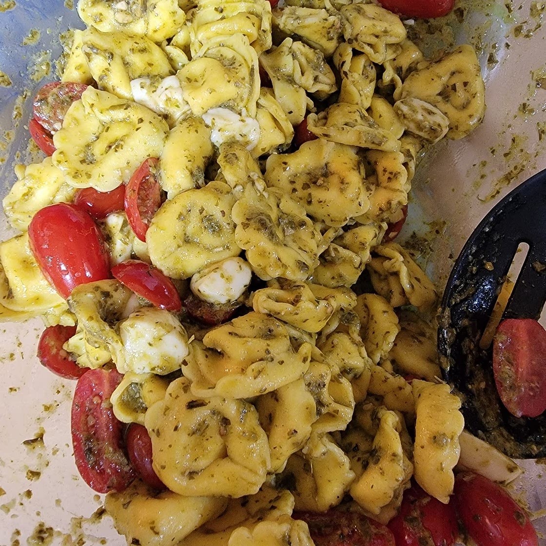 Easy Pesto Tortellini Pasta Salad