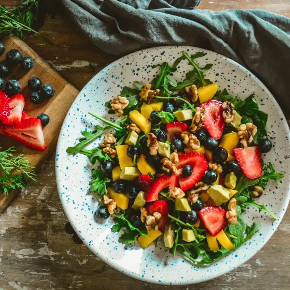 Arugula and Strawberry Salad with Cayenne Lemon Vinagirette