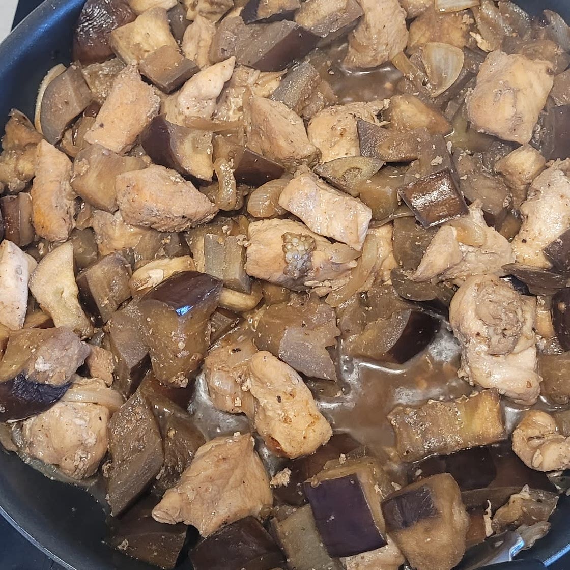 Fricassée de poulet et d'aubergines sucrée salée