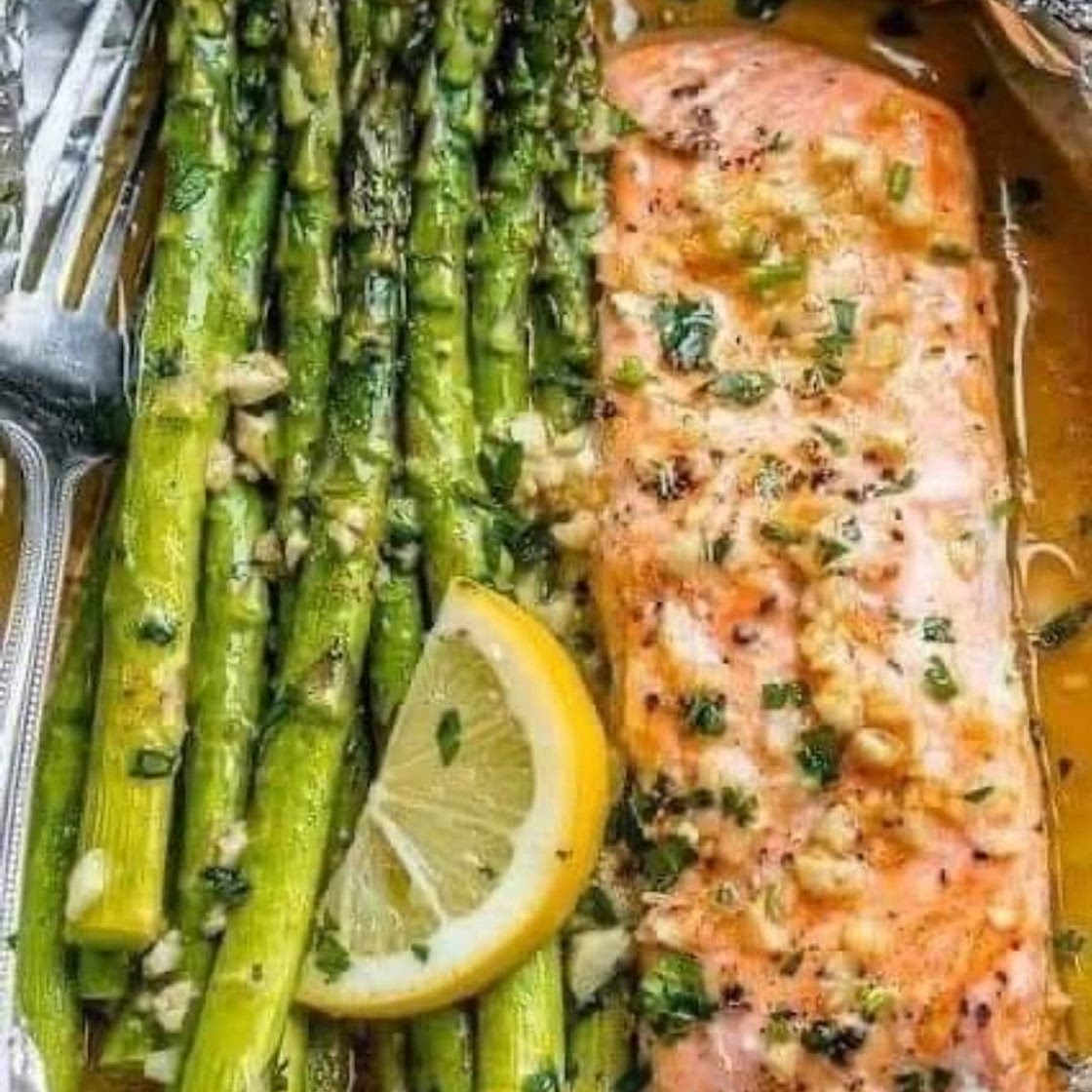 Baked Salmon in Foil with Asparagus & Garlic Lemon Butter Sauce