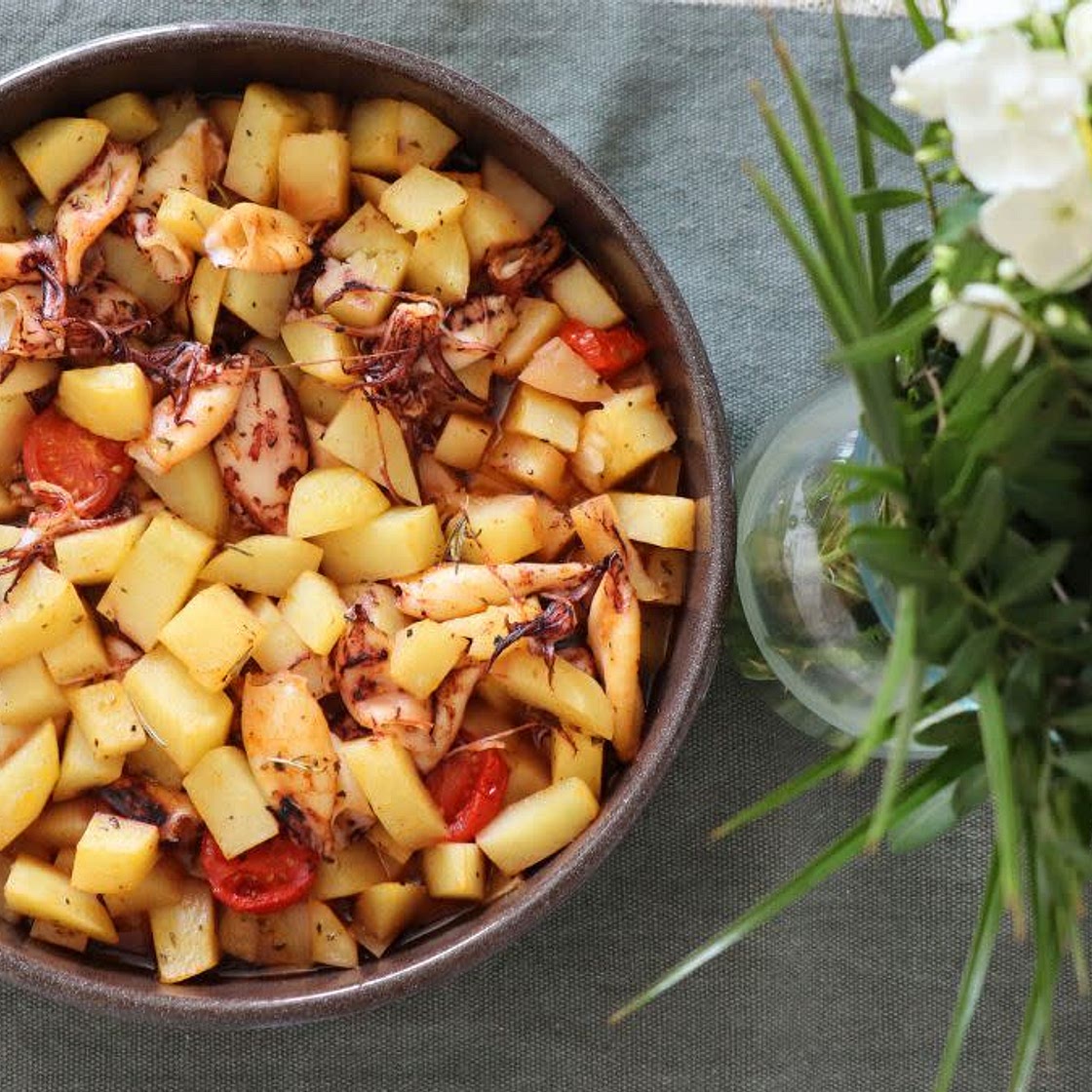 Tasty squids with potatoes from the oven
