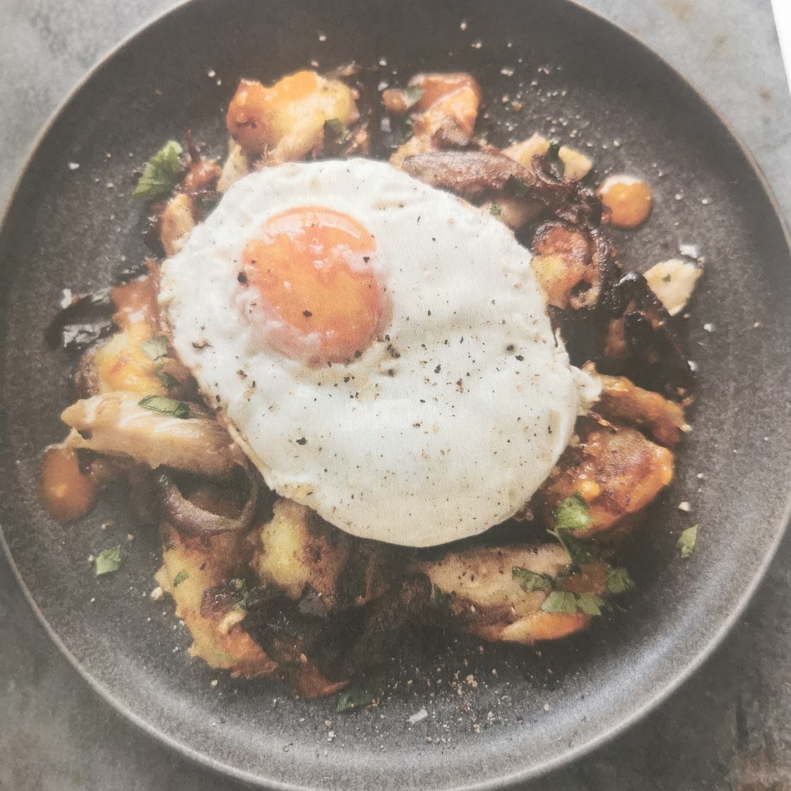 Smoked hash with chili eggs
