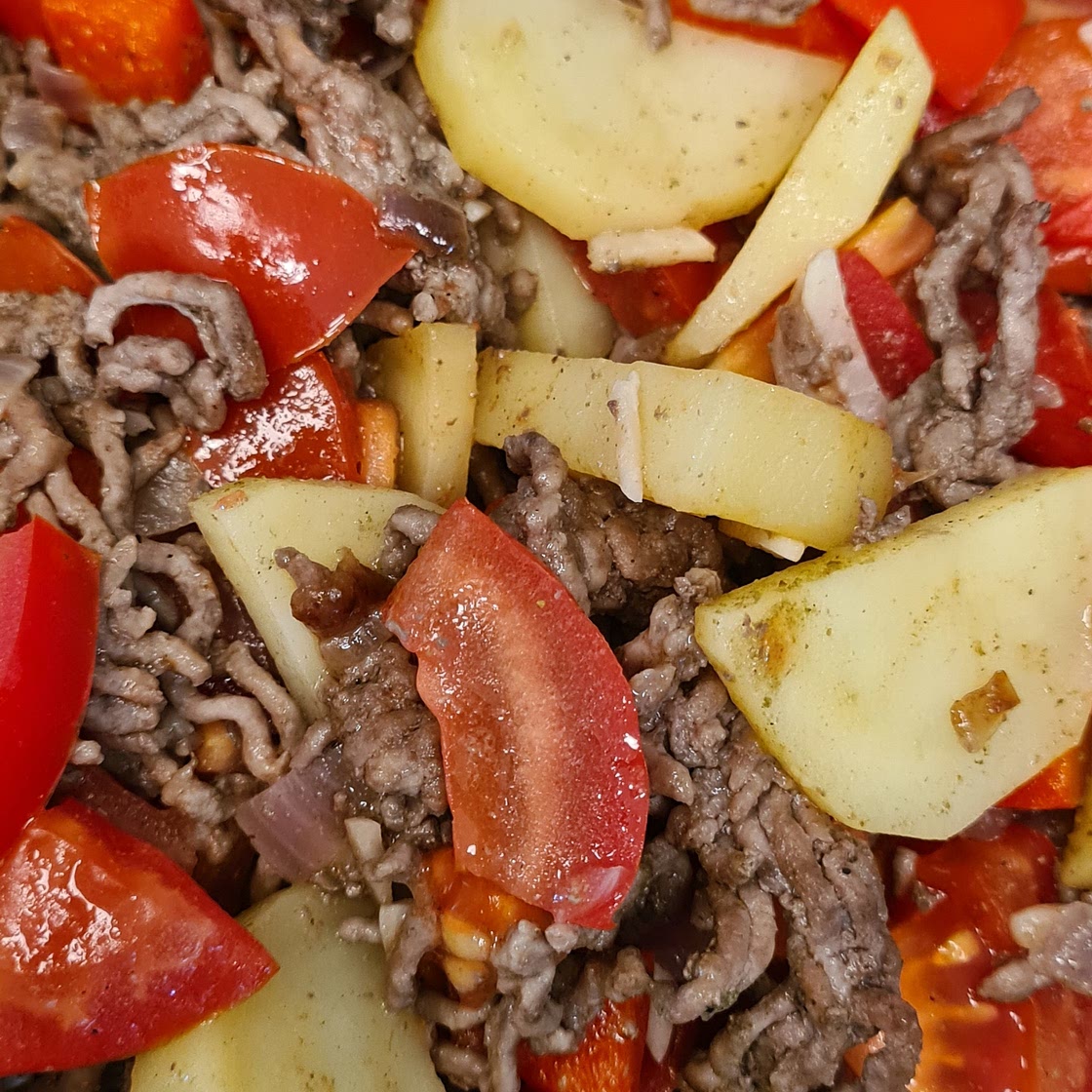 Rinderhack mit Kartoffel Tomaten und Paprika