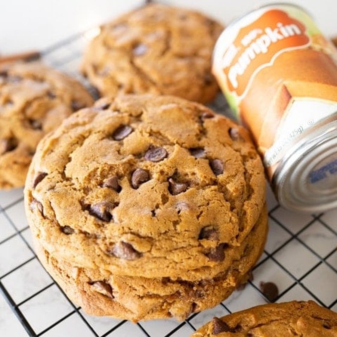 Crumbl Pumpkin Coccolate Chip Cookies