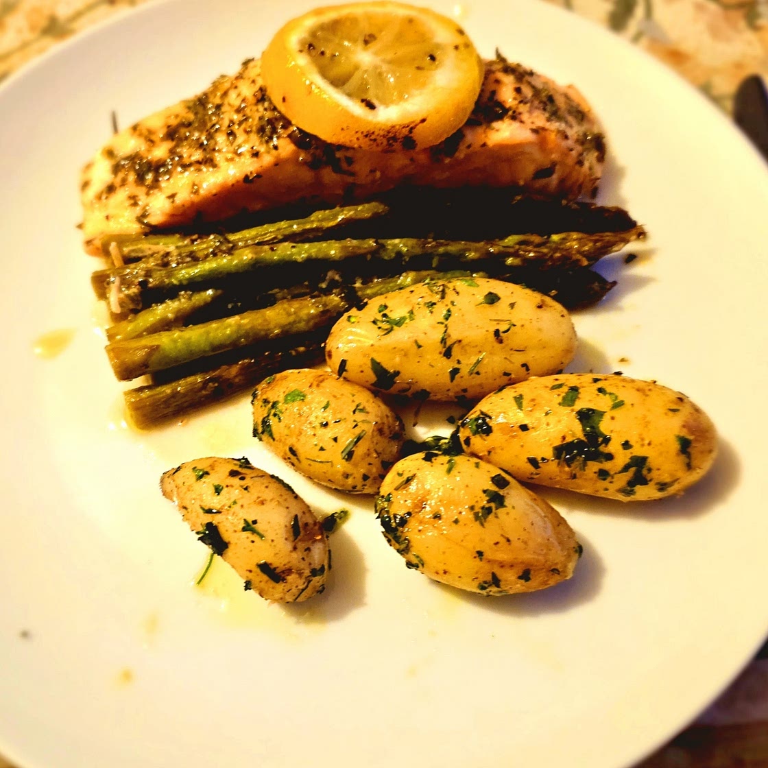Baked Salmon in Foil with Asparagus & Garlic Lemon Butter Sauce