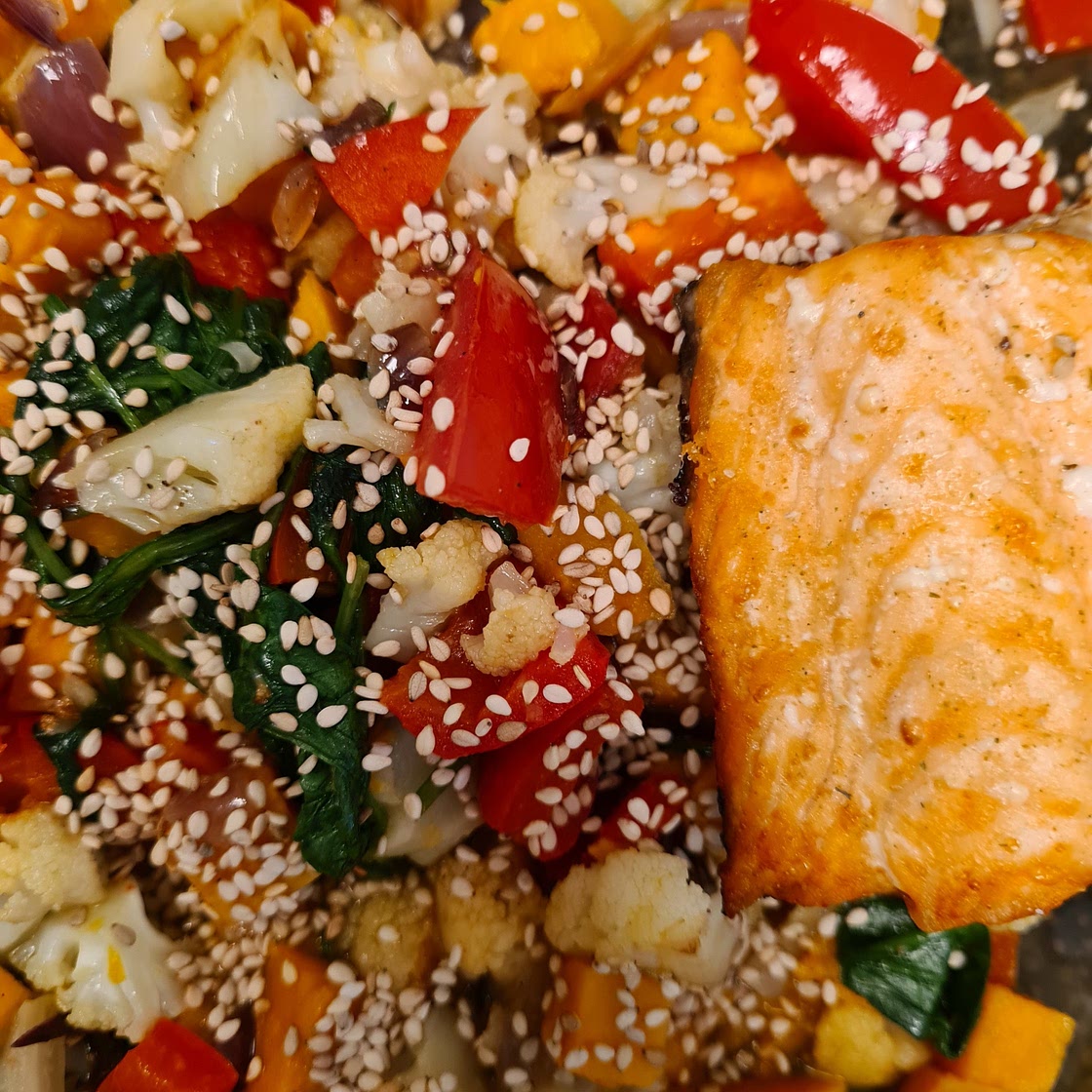 Blumenkohl, Süßkartoffel, Paprika, Spinatgemüse mit Sesam