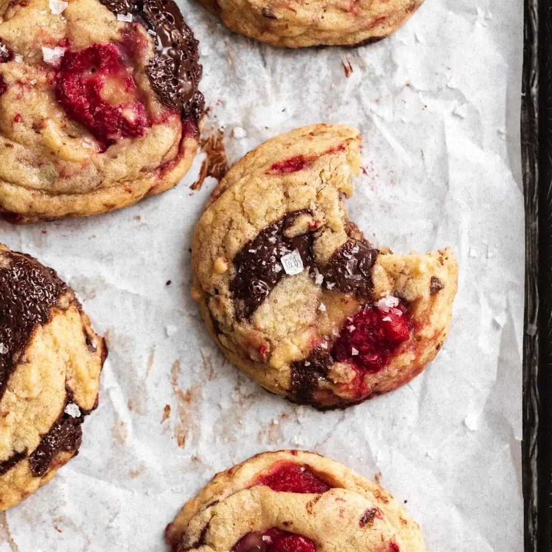 Raspberry and chocolate chip cookies 