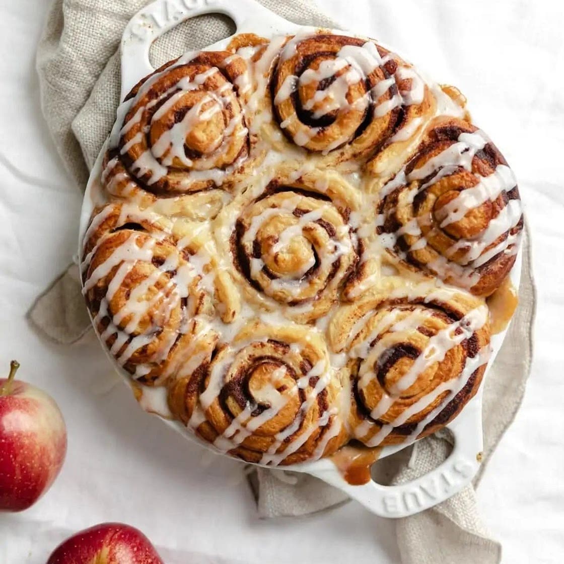 Cinnamon roll apple cobbler