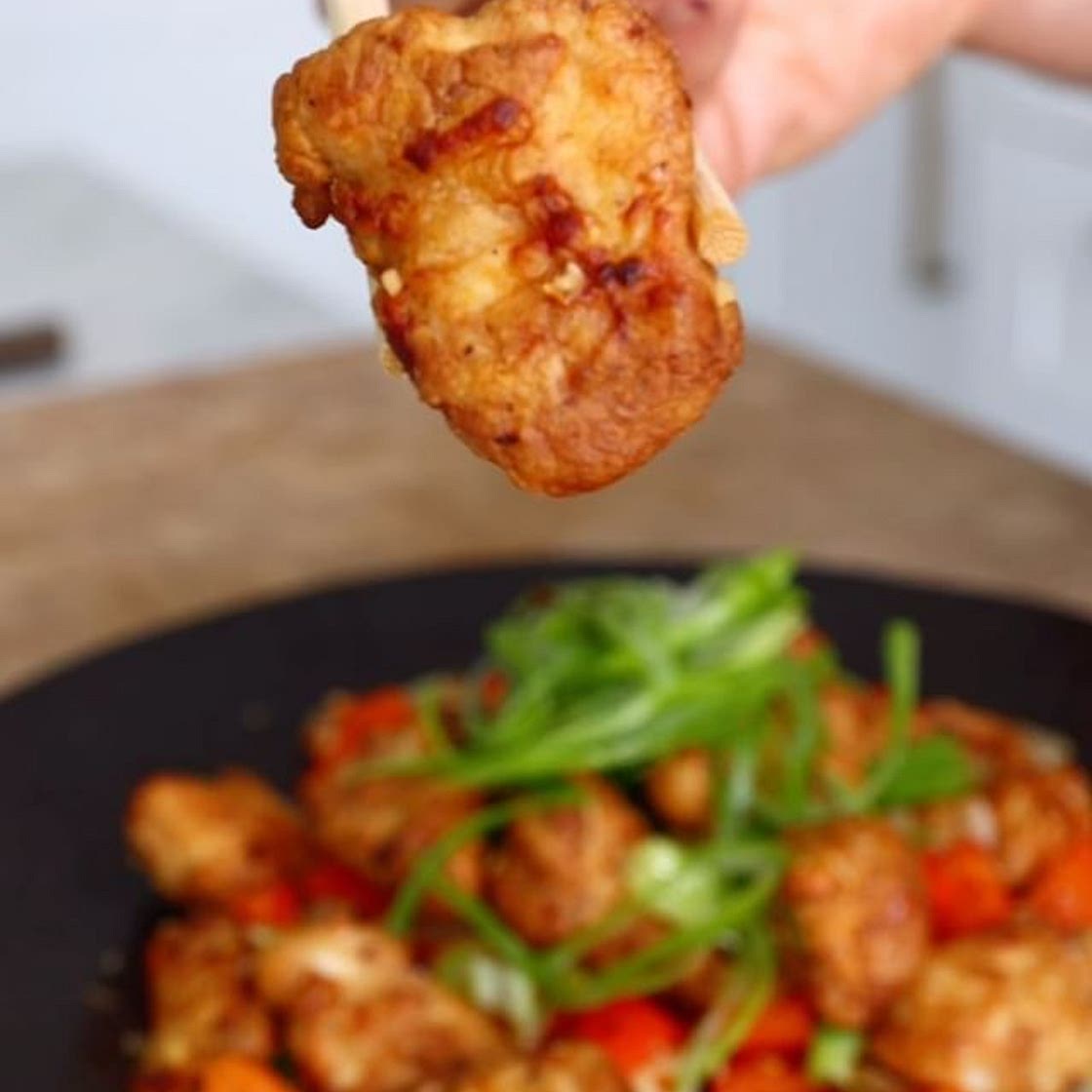 15 minute Salt &amp; Pepper Chicken - Air fryer edition! Recipe: Serves 3 good portions (can don4) around 450kcals 400g chicken dice 1 red bell pepper 5 cloves of Garlic 6 spring Onions - white parts chopped for wok, green chopped for garnish 1 white onion