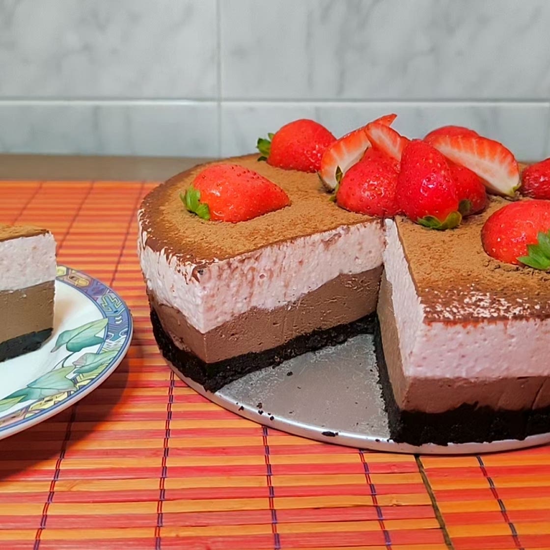 Strawberry chocolate mousse cake (no-bake)