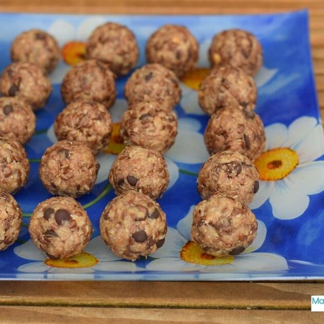 No-Bake Peanut Butter, Oatmeal and Chocolate Chip Energy Balls -