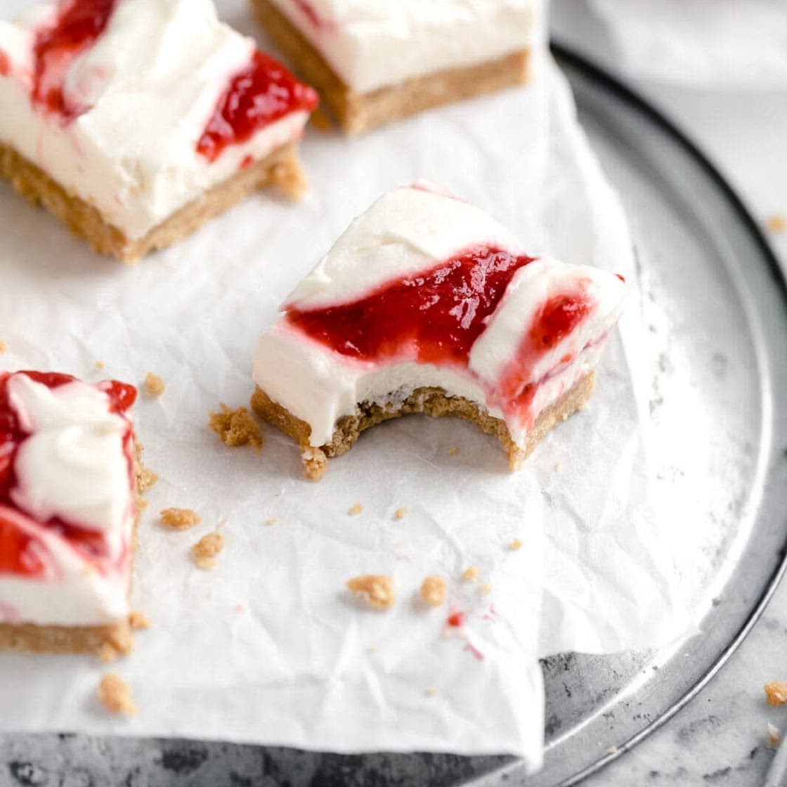 No bake strawberry cheesecake bars 