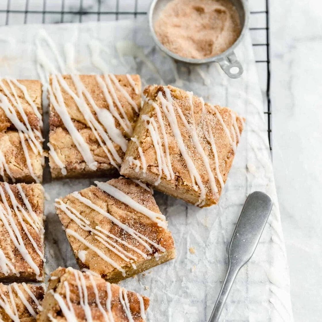 Cinnamon roll blondies 