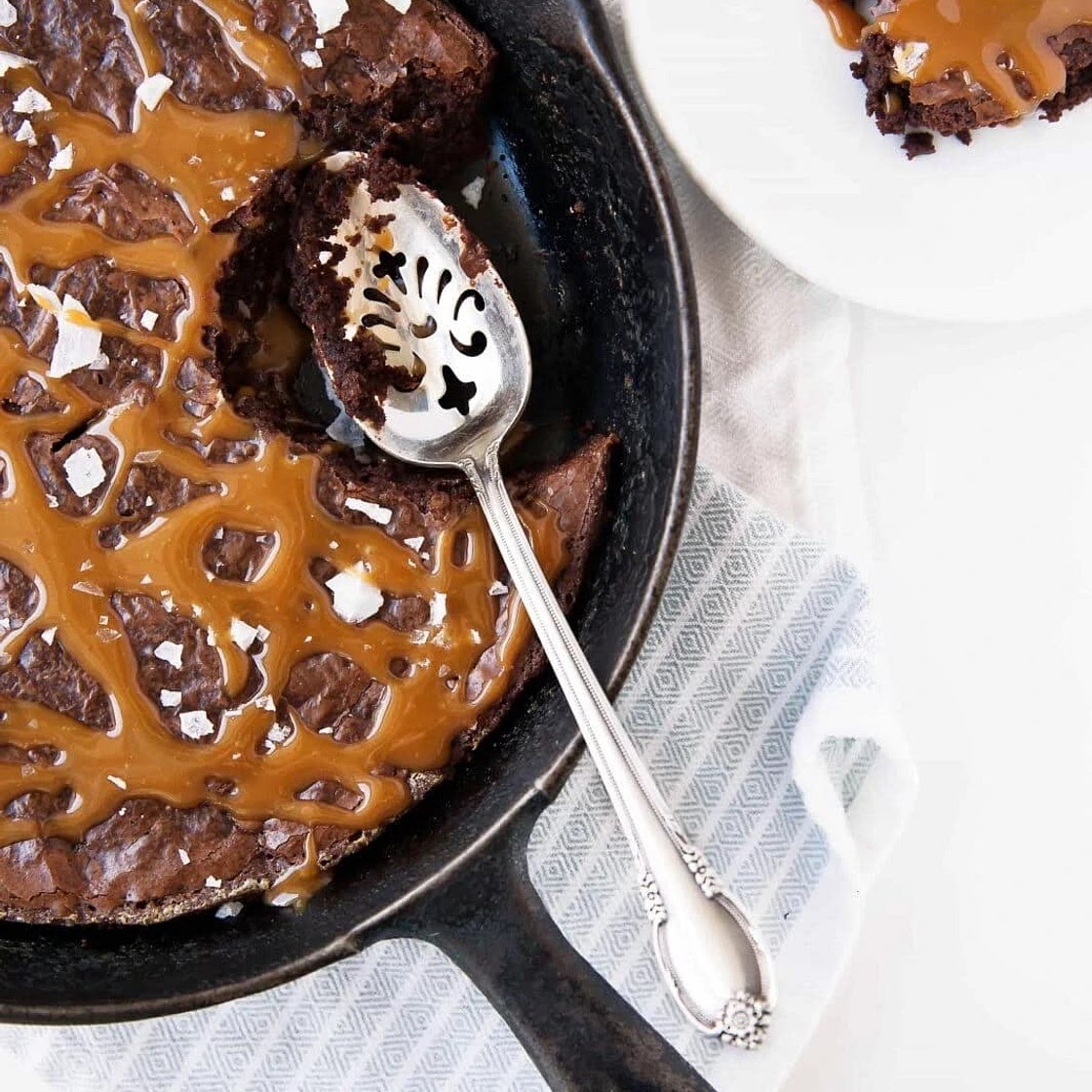 Salted caramel skillet brownie 