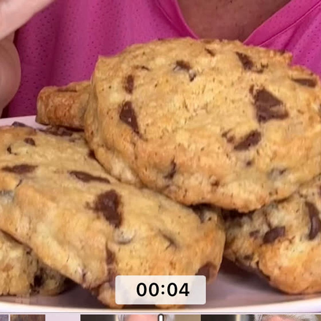 Air Fryer 5 minute Chocolate chip cookies