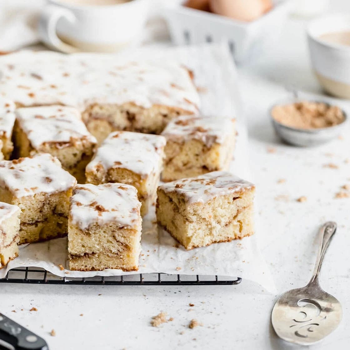 Cinnamon roll cake 