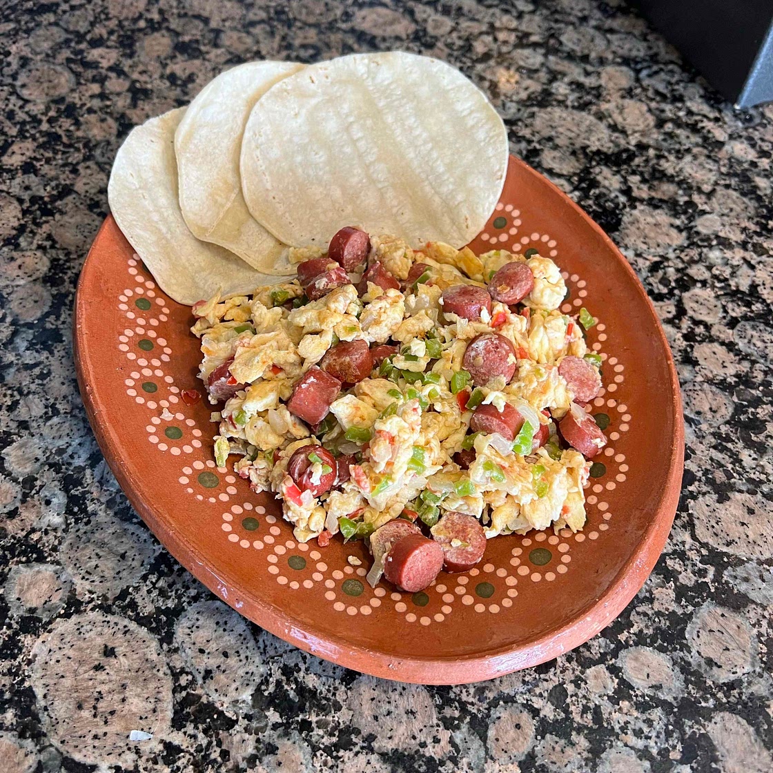 HUEVO CON WEENIE A LA MEXICANA
