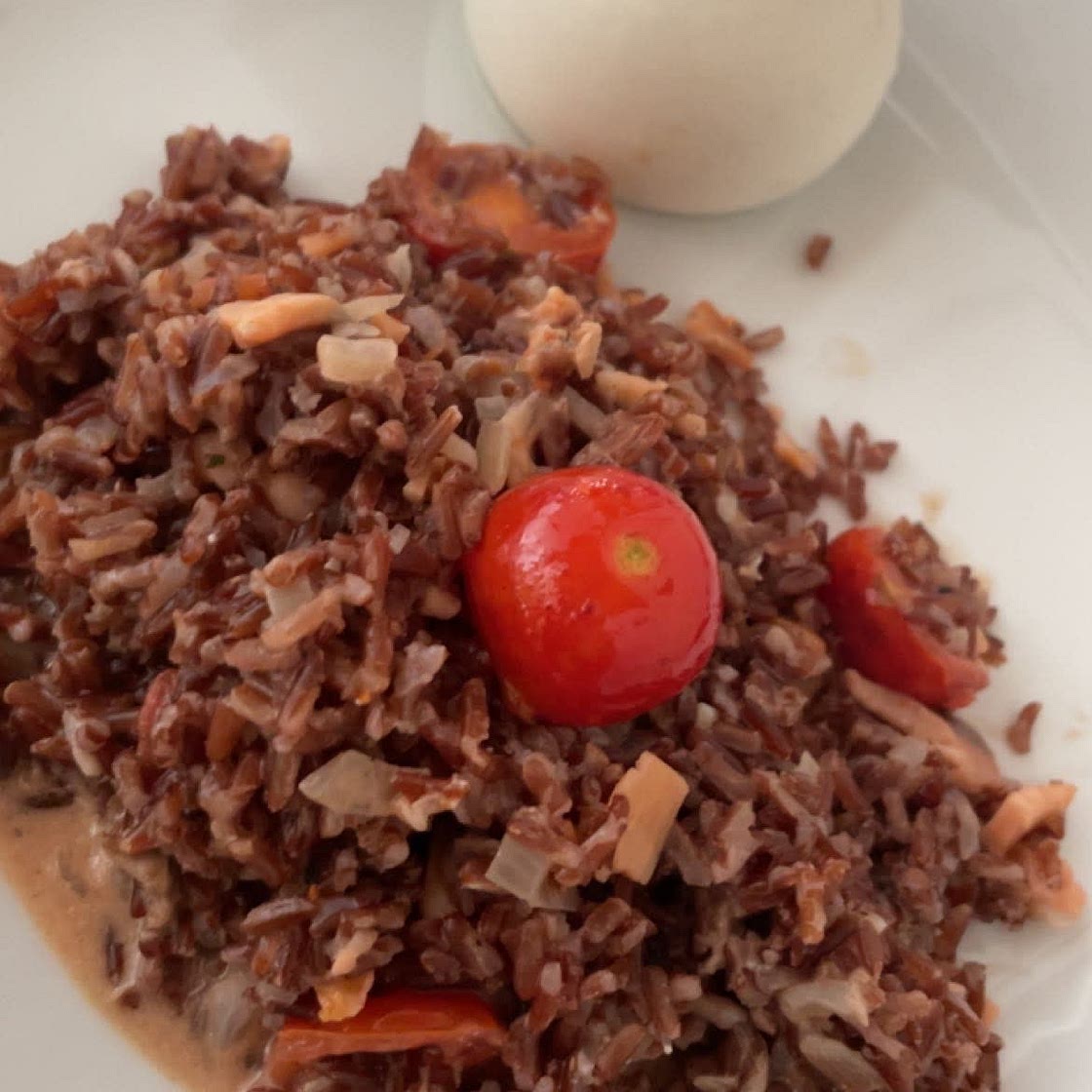 Roter Reis mit Lachs und Weißwein