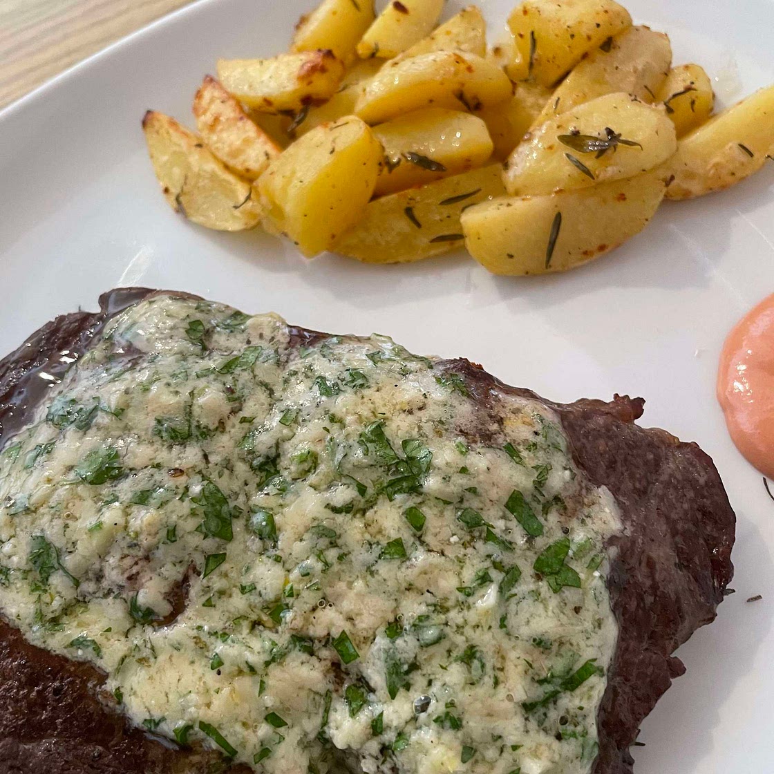 Rindersteak mit Zitronen-Parmesankruste und Kartoffelspalten