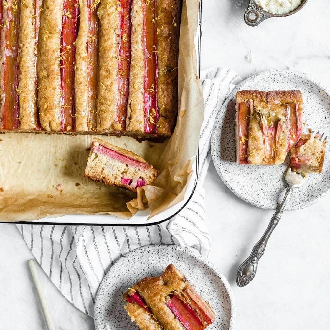 Rhubarb almond honey cake 