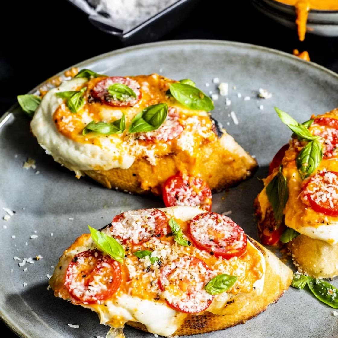 Überbackenes Baguette mit Tomaten und Mozzarella