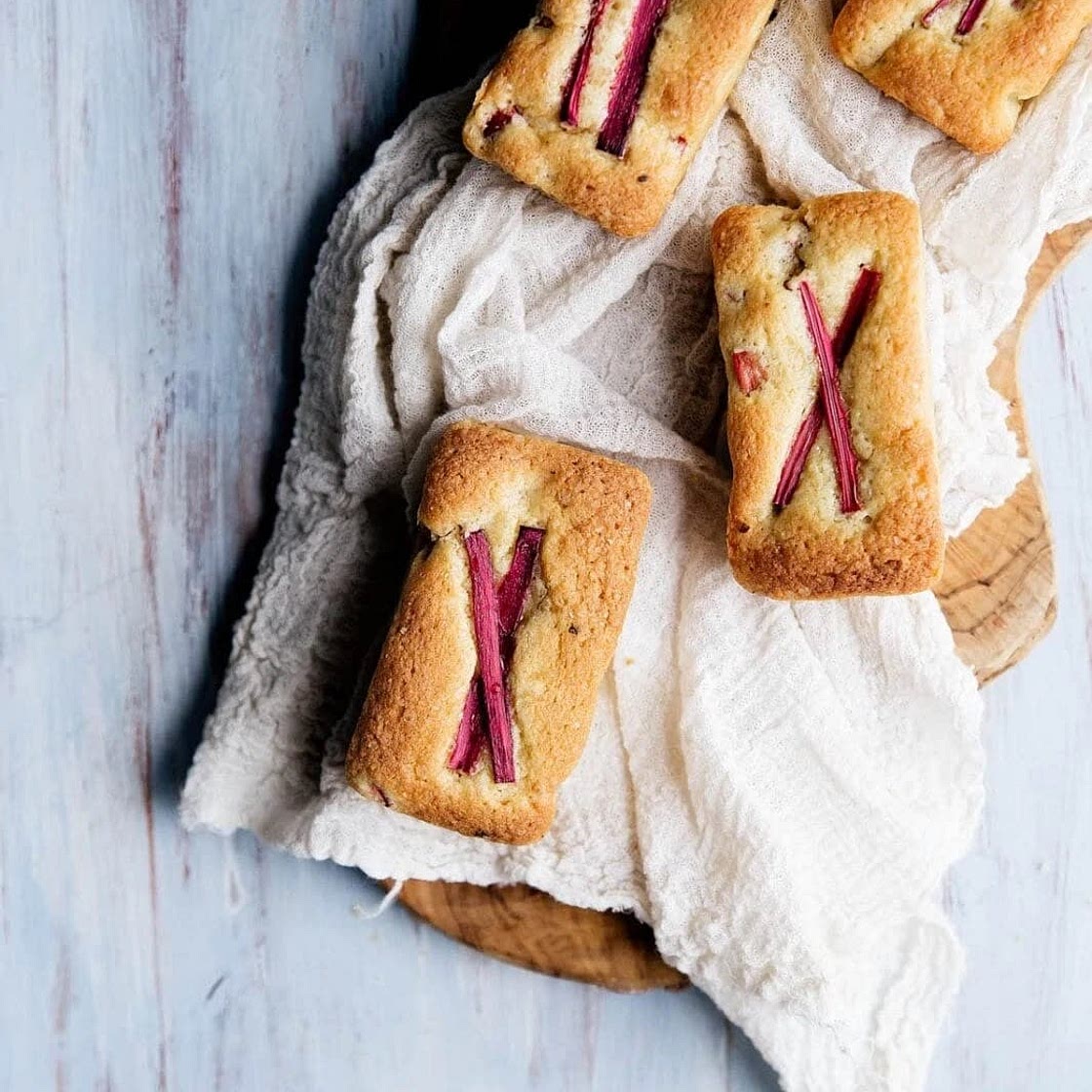 Mini almond rhubarb cakes 