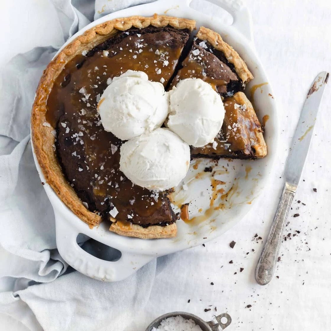 Salted caramel brownie pie 