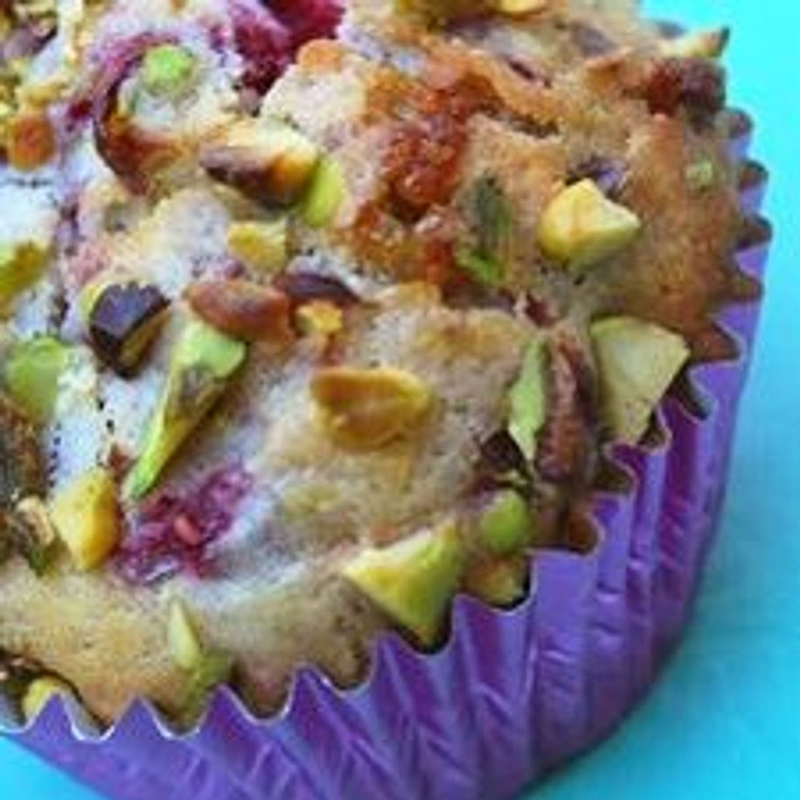 Muffins aux framboises, chocolat blanc et pistaches