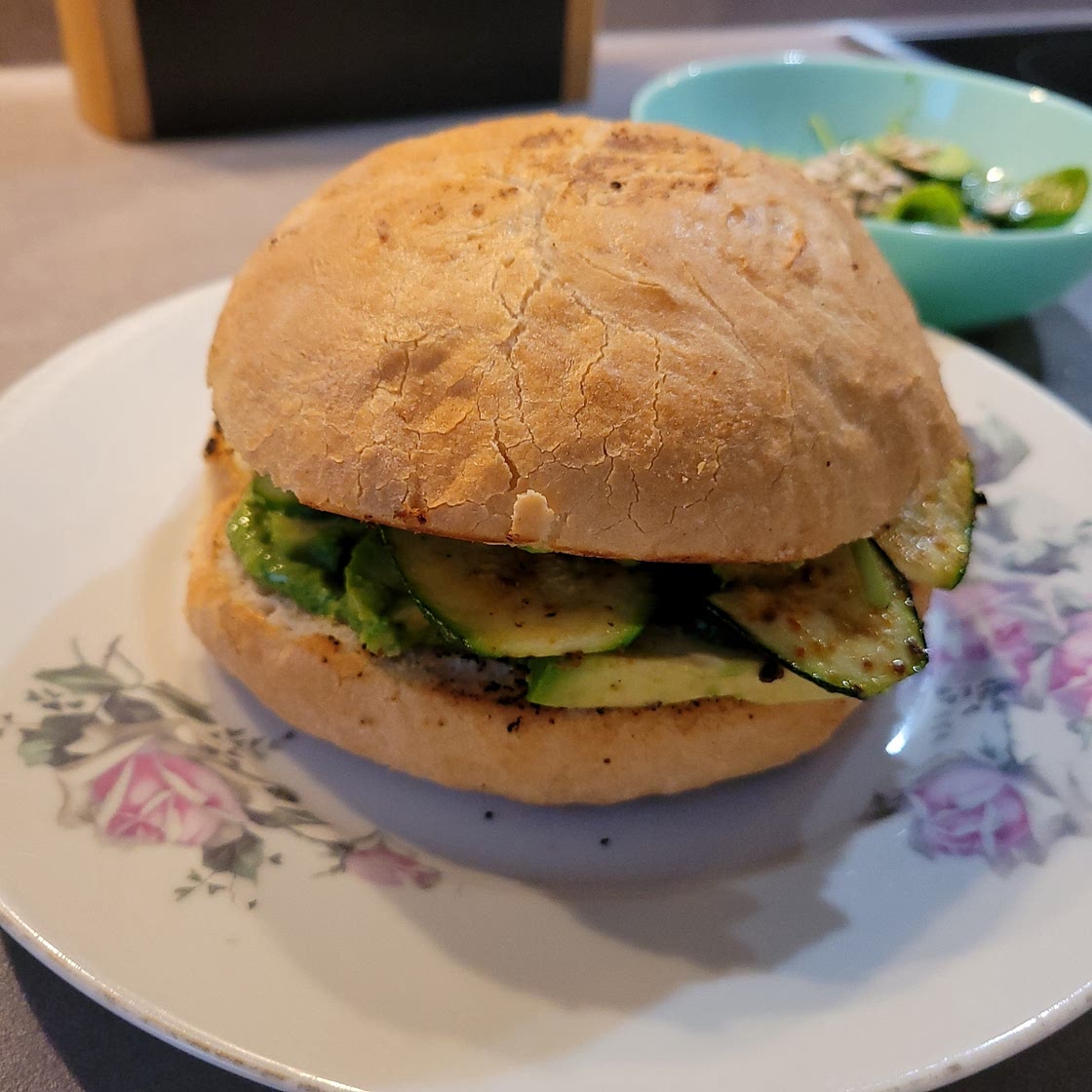 Green Goddess Sandwich mit Avocado und gerösteter Zucchini, dazu grüner Pestodip