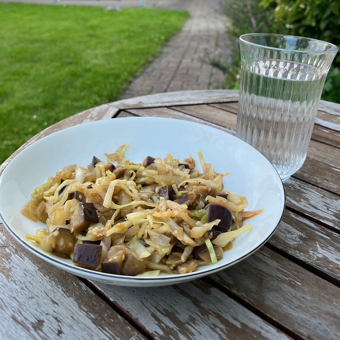 Lynstegt aubergine og spidskål Thai style