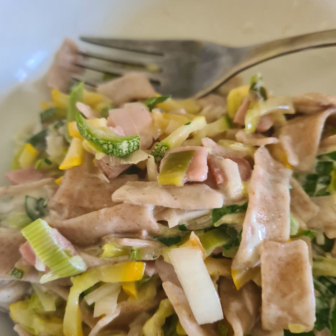 Nudeln in Zucchinisosse