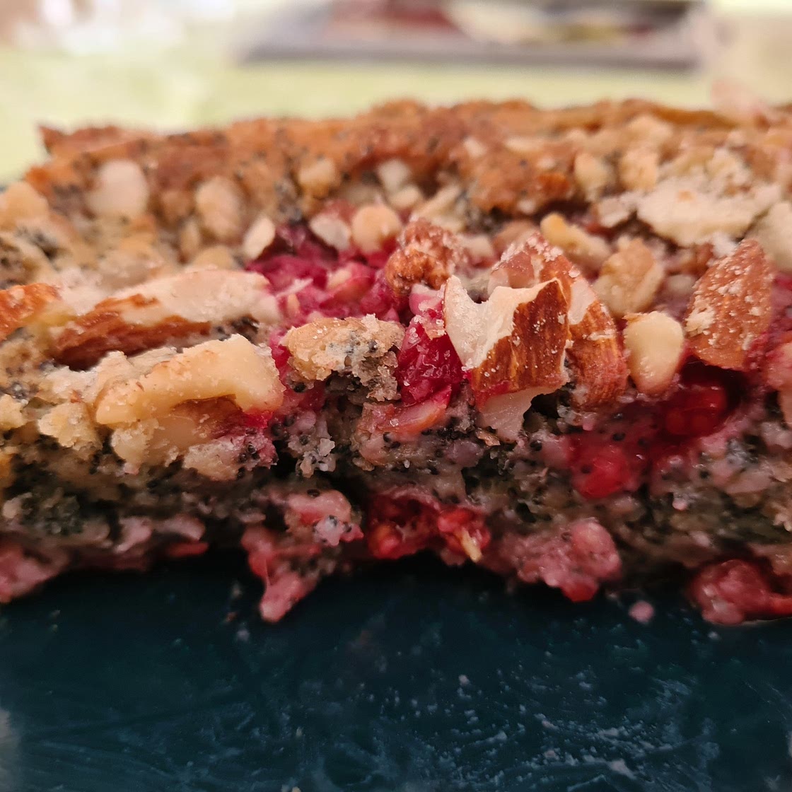 Schneller Mohn-Buttermilch Rührkuchen mit Früchten und Nüssen