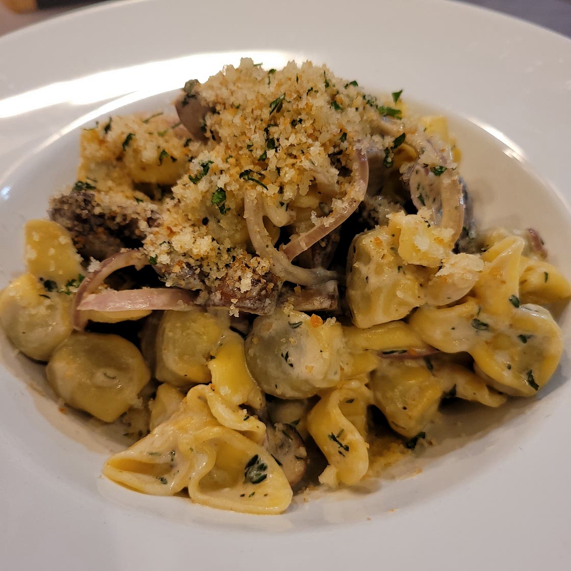 Fiorelli! Pastataschen mit Pilzfüllung in cremiger Champignonsoße, dazu Käsebrösel