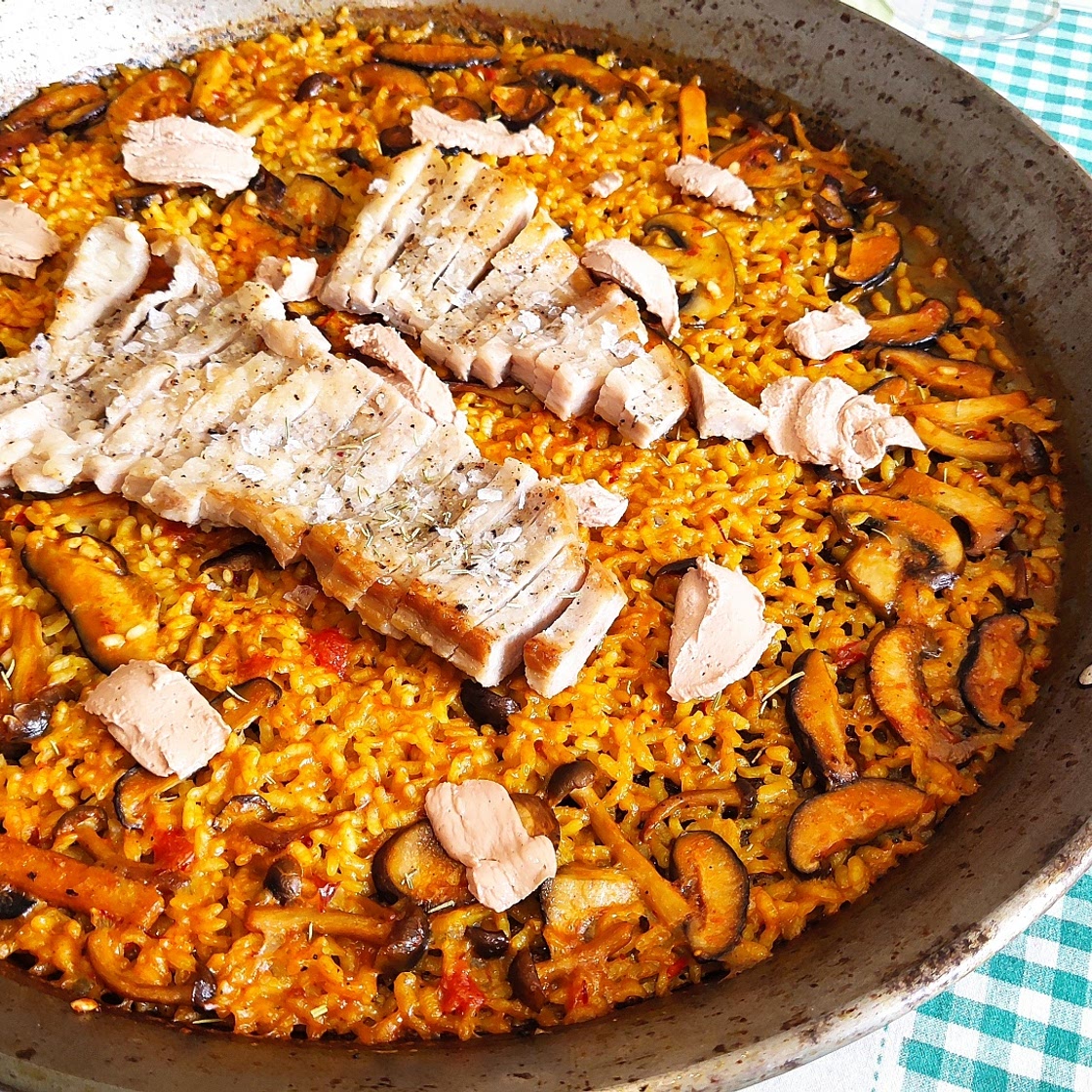 Arroz de secreto ibérico con setas y foie en paellero a gas