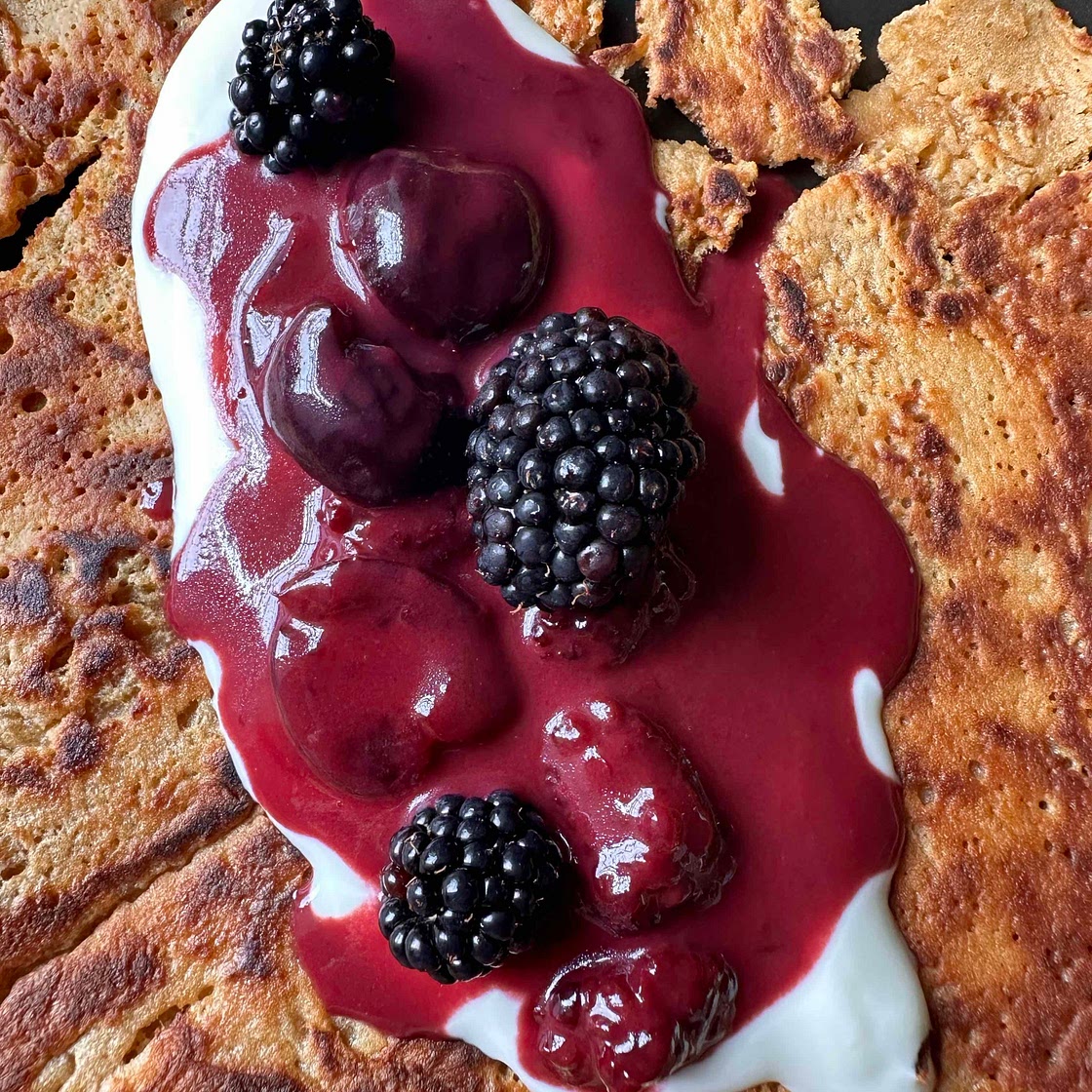 Yoghurt pancakes with fruit and a cremesauce